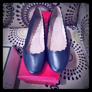 Kelly and Katie black scallop flats